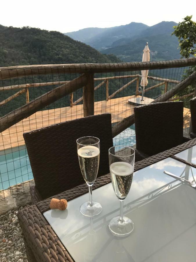 バーニ・ディ・ルッカ Piscina Con Vistaヴィラ エクステリア 写真